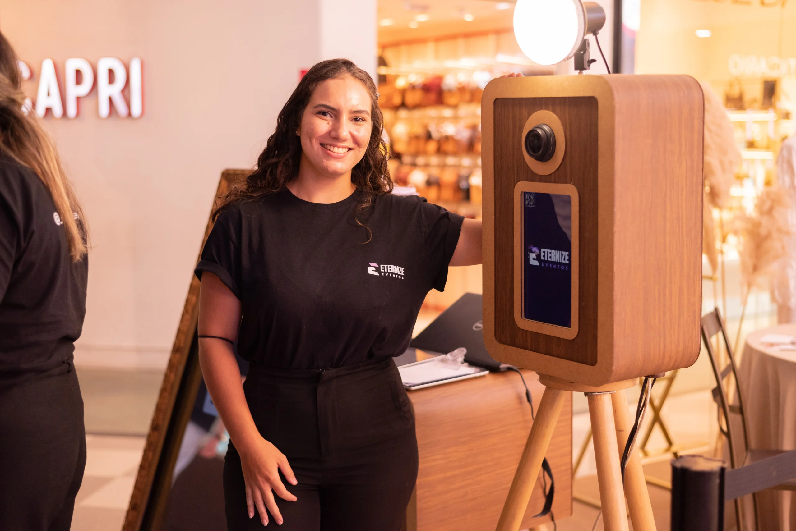 Representa nossa colaboradora usando nosso equipamento de foto lembrança chamado Retro